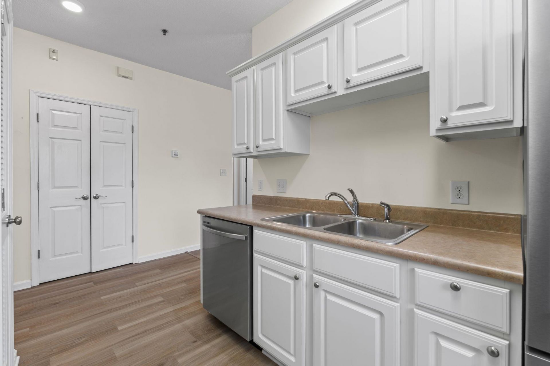2070 Cross Gate Blvd. Photo 9