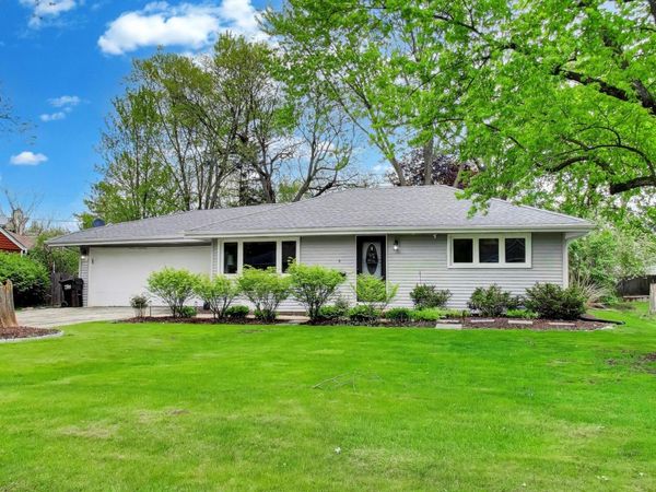 9 Johnathan Road , Lake Zurich, IL 60047