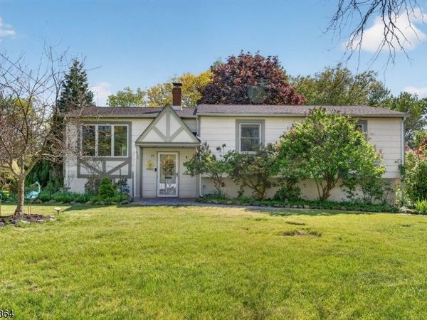 17 Lynn Ct, Hillsborough, NJ 08844