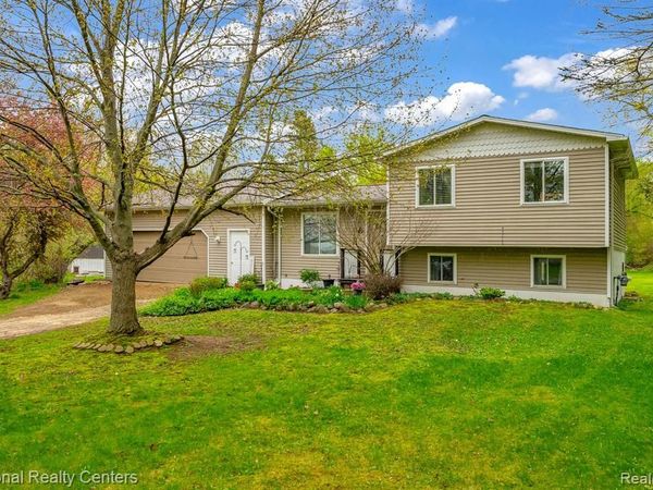 2230 Stonesthrow Drive, Oregon Twp, MI 48446