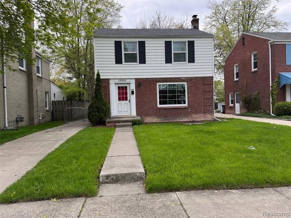 19235 Raymond Street, Grosse Pointe Woods, MI 48236