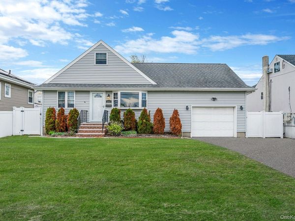 253 E Riviera Drive, Lindenhurst, NY 11757