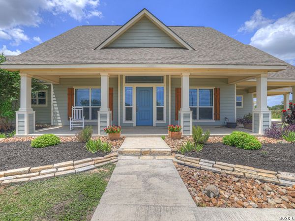 2048 E MARTINDALE RD, Seguin, TX 78155