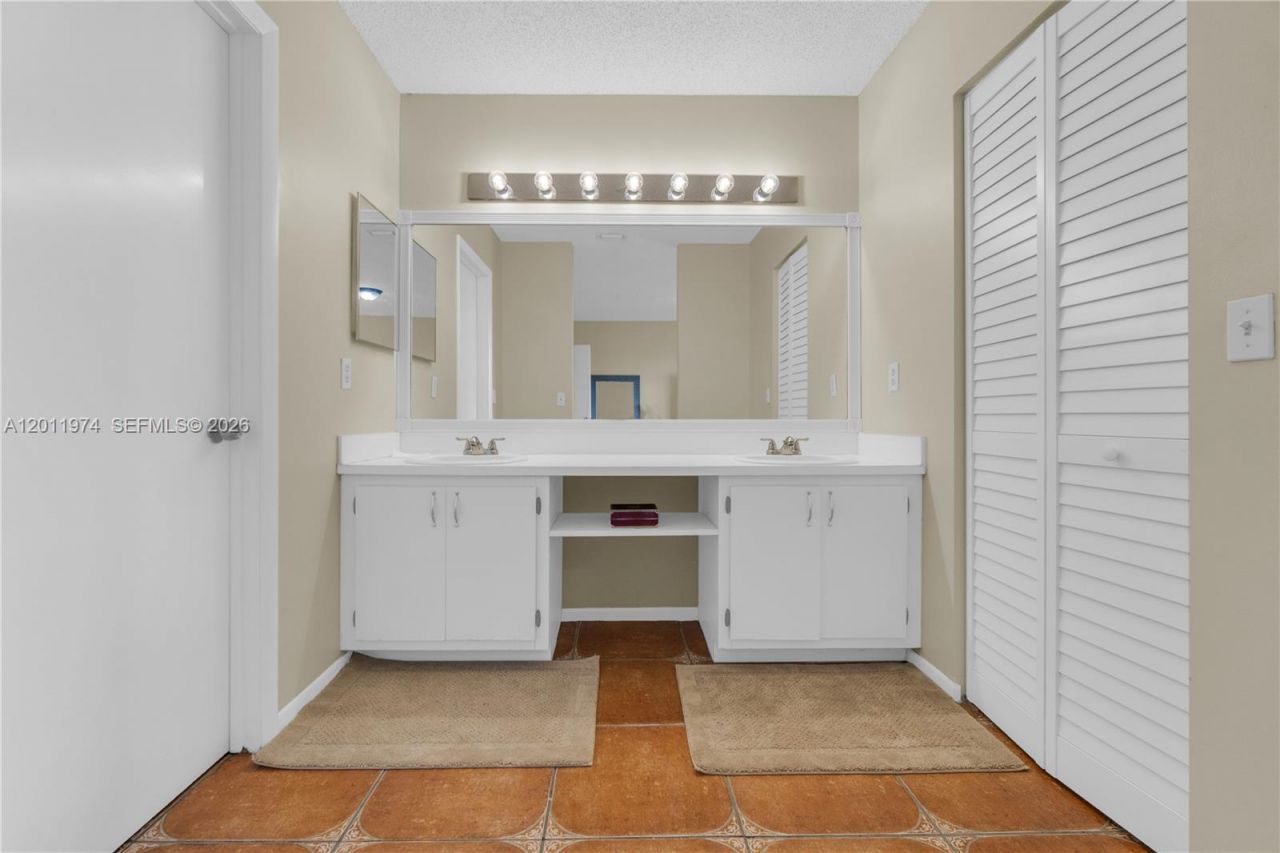 375 W Riverbend Dr , Sunrise, FL 33326 Photo