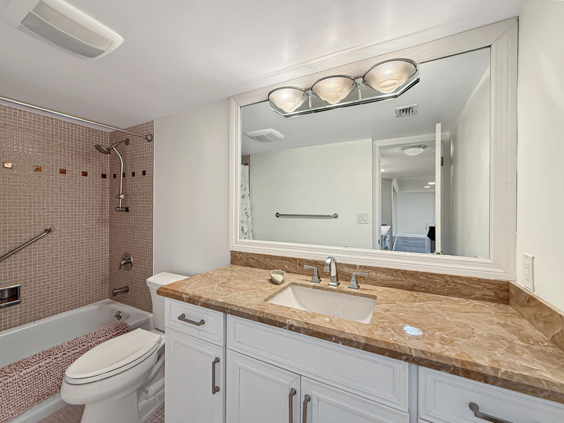 4200 N Ocean, Unit 2-1706, Singer Island, FL 33404 Photo