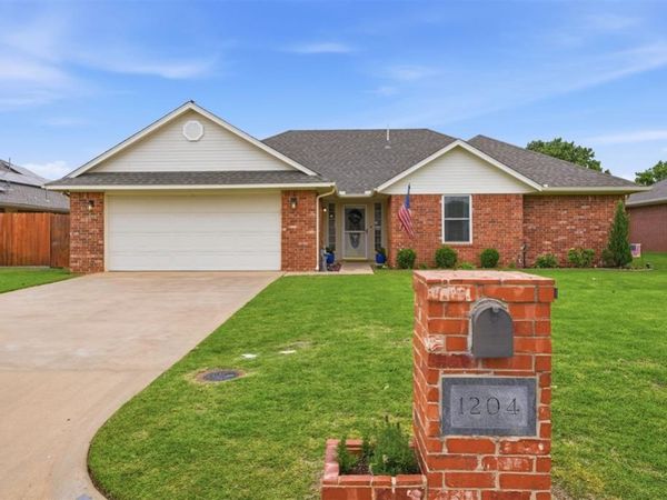 1204 Wendy Lane, Altus, OK 73521