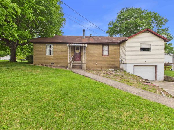 2011 Cherry St, Hurricane, WV 25526