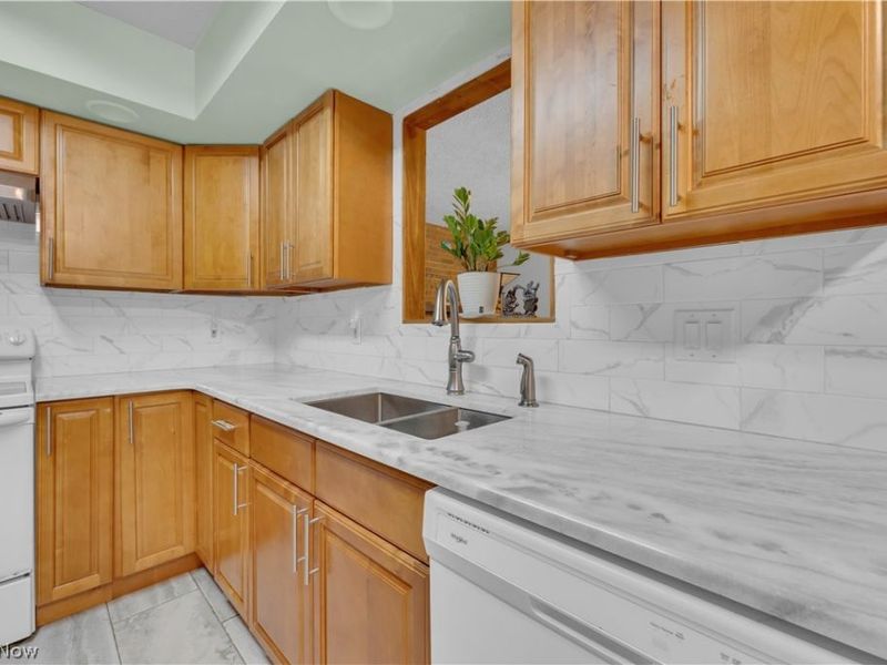 306 S Colonial Drive , Cortland, OH 44410 Photo 4