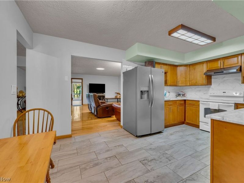 306 S Colonial Drive , Cortland, OH 44410 Photo 6