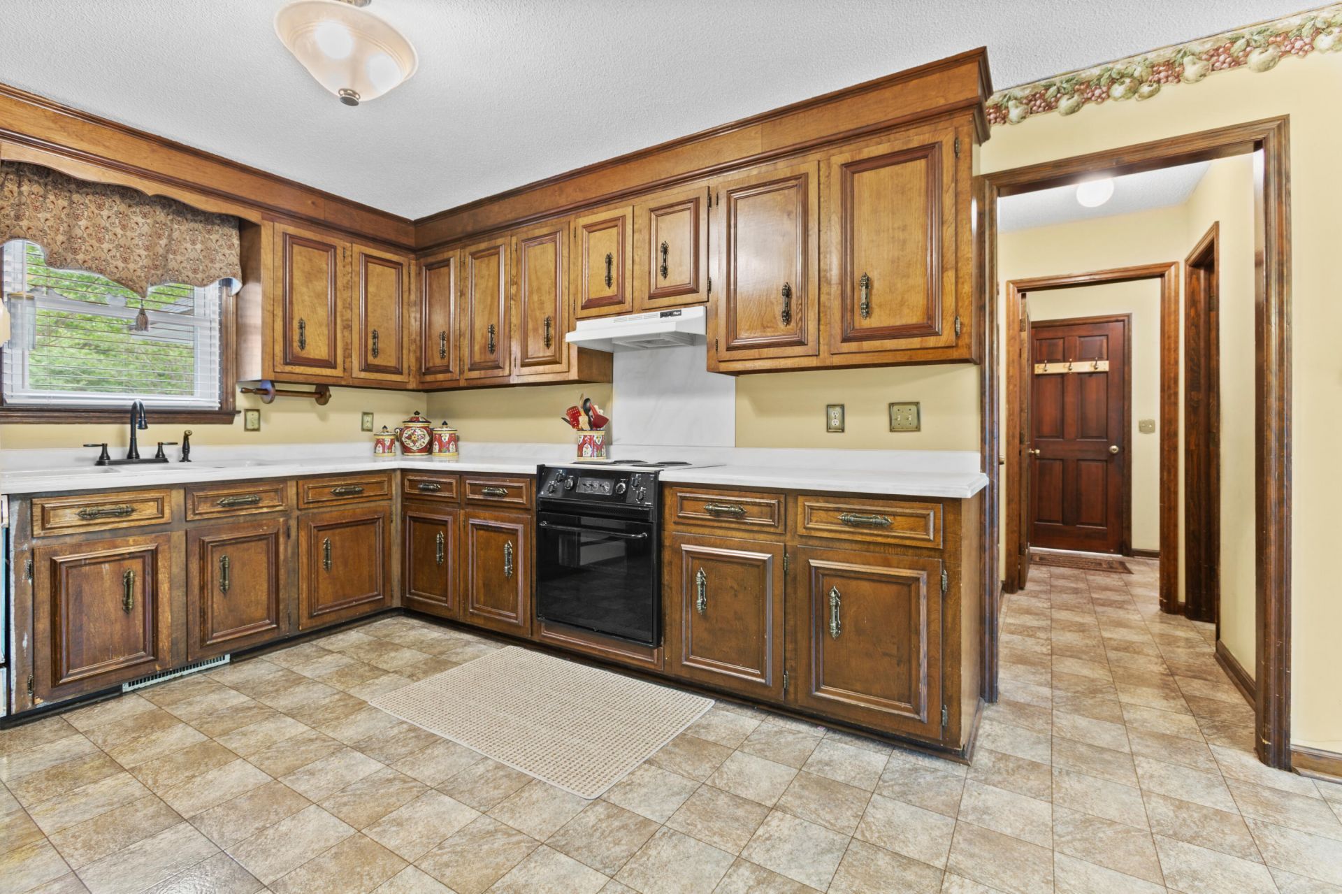 5924 Commonwealth Circle Photo 11