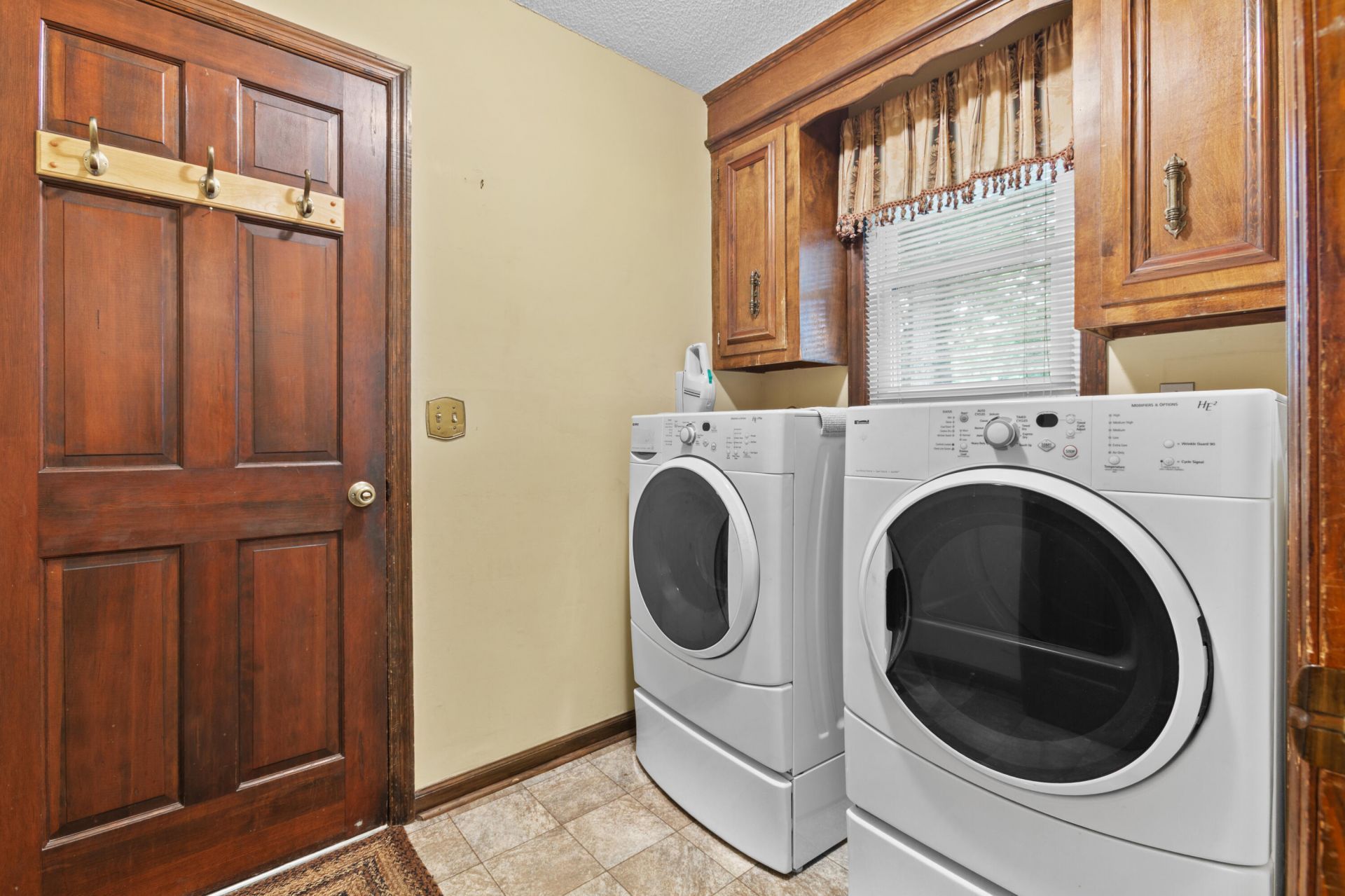 5924 Commonwealth Circle Photo 15
