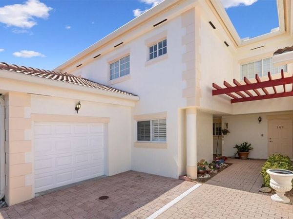 512 7th Square, Unit 101, Vero Beach, FL 32962
