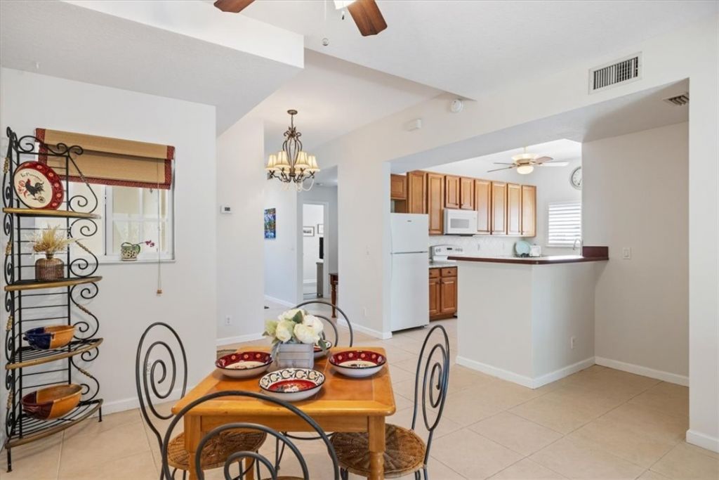 512 7th Square, Unit 101, Vero Beach, FL 32962 Photo