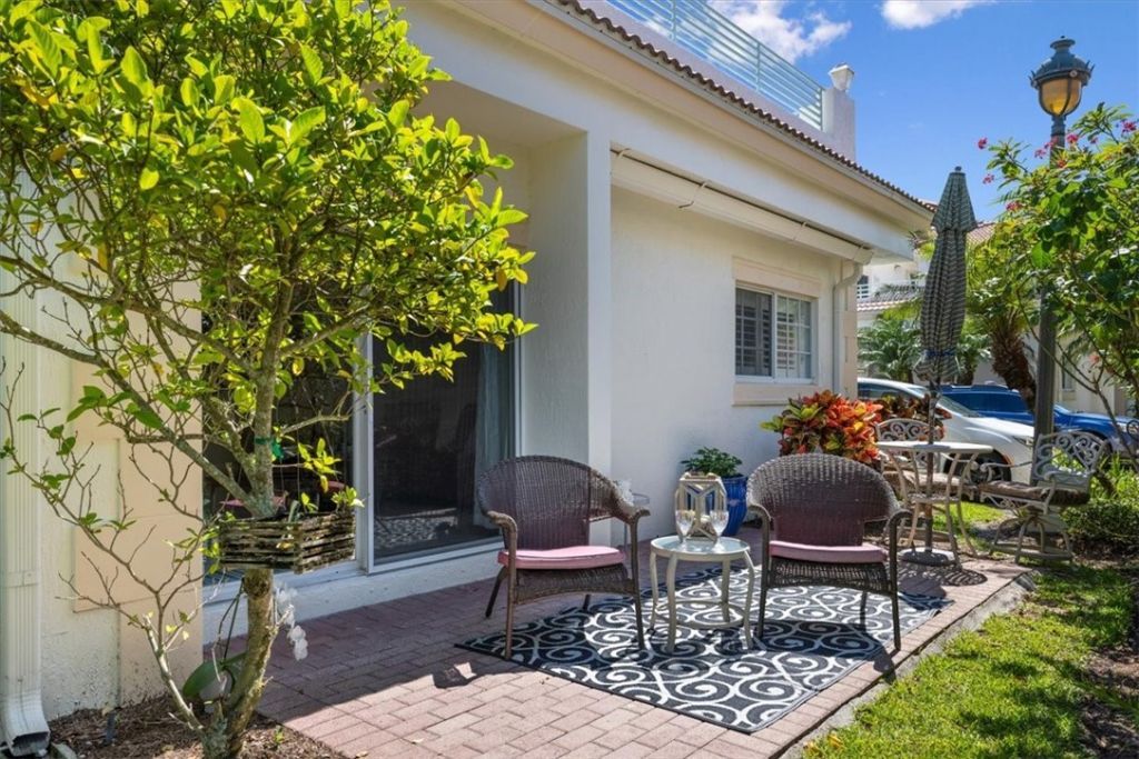 512 7th Square, Unit 101, Vero Beach, FL 32962 Photo