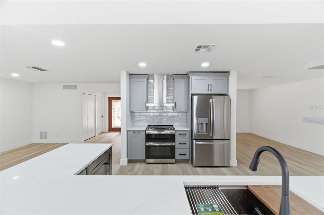 1200 80th St S, Saint Petersburg, FL 33707 Photo