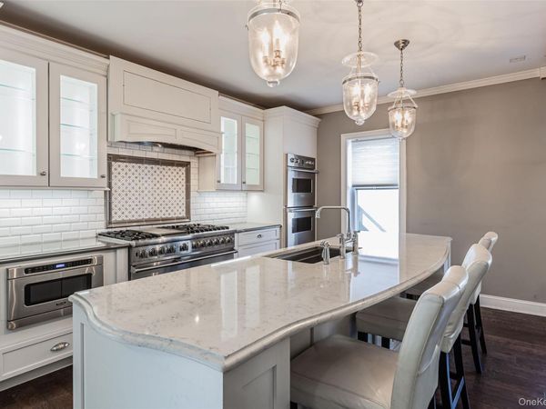 606 E Jericho Turnpike , Huntington Station, NY 11746