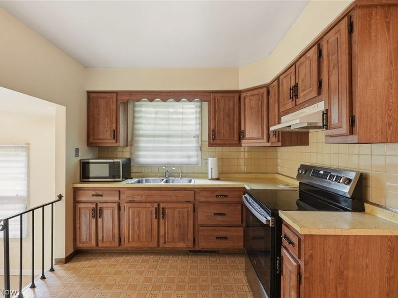2445 Olentangy Drive, Akron, OH 44333 Photo 9