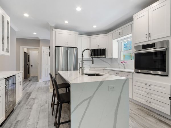 401 Abbey Ridge Ct, Fontana, WI 53125