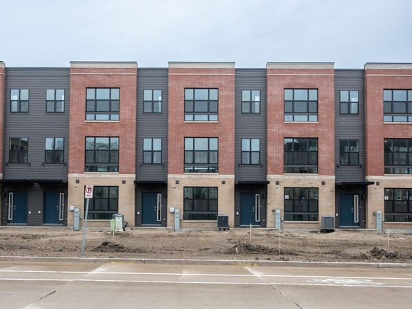 382 Summit Circle , Lombard, IL 60148