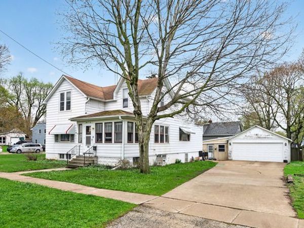 406 S Locust Street , Sycamore, IL 60178