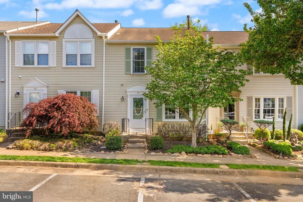 711 Acorn Court , Warrenton, VA 20186 Main Photo