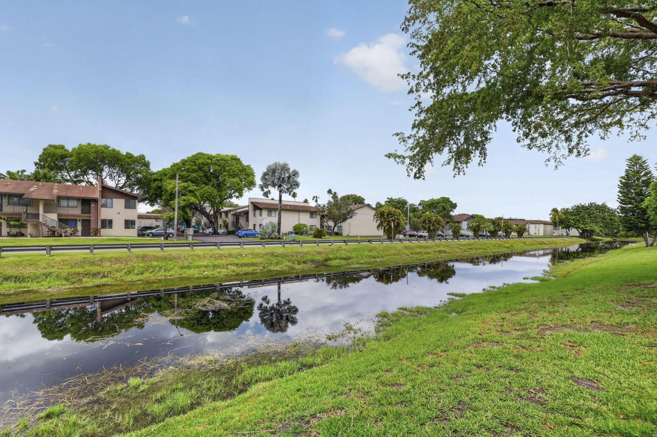 153 W Hemingway Circle W, Margate, FL 33063 Photo
