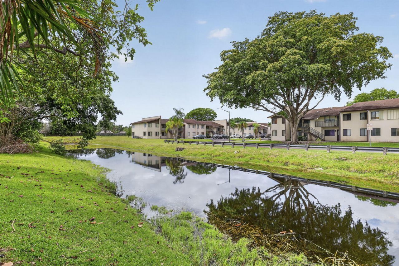 153 W Hemingway Circle W, Margate, FL 33063 Photo