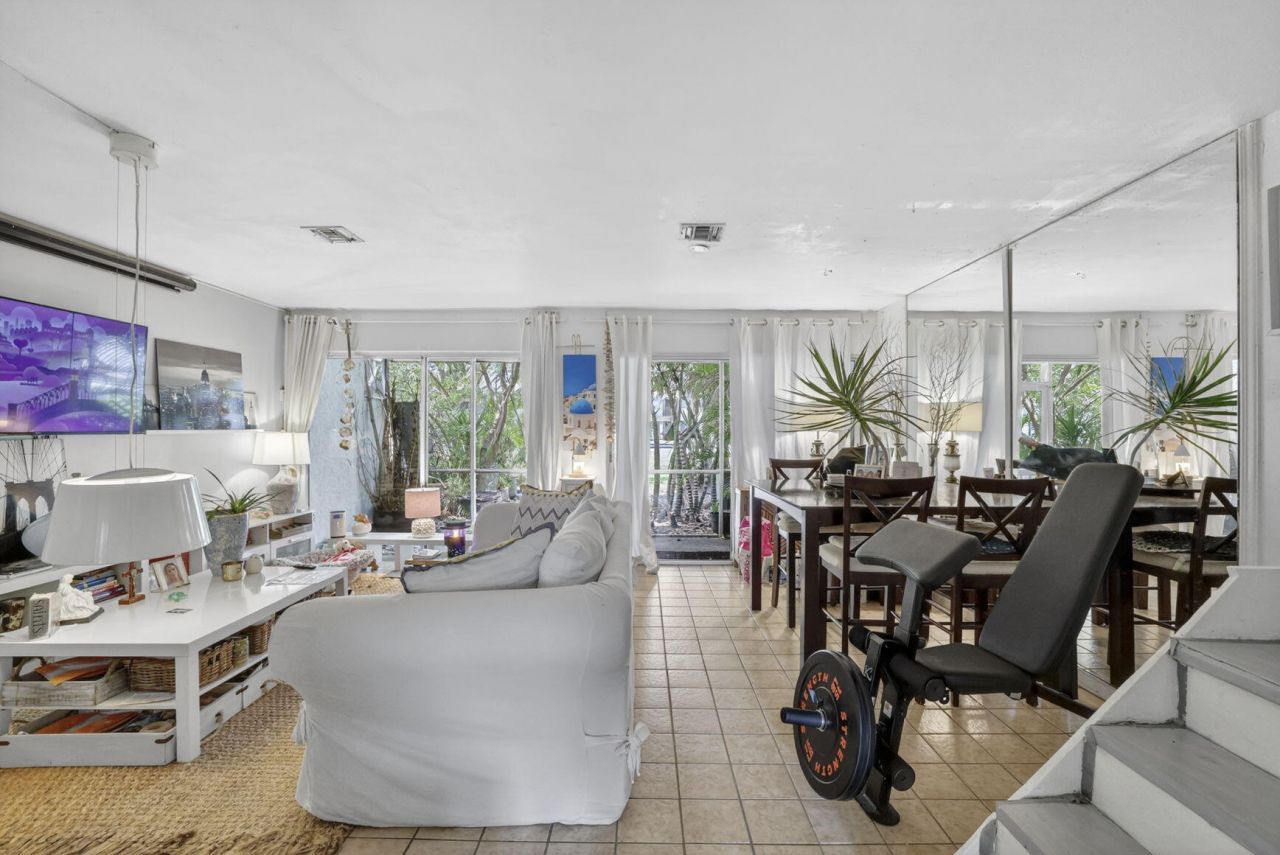 153 W Hemingway Circle W, Margate, FL 33063 Photo