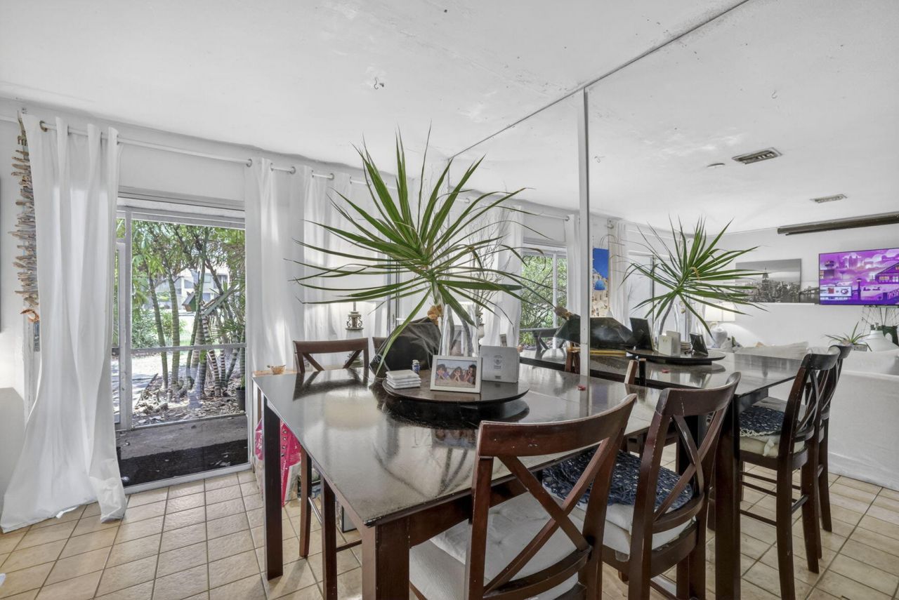 153 W Hemingway Circle W, Margate, FL 33063 Photo
