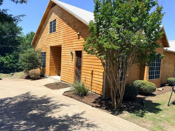 305 Twin Lakes Drive, Waxahachie, TX 75165