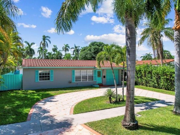 906 NE 4th St , Hallandale Beach, FL 33009
