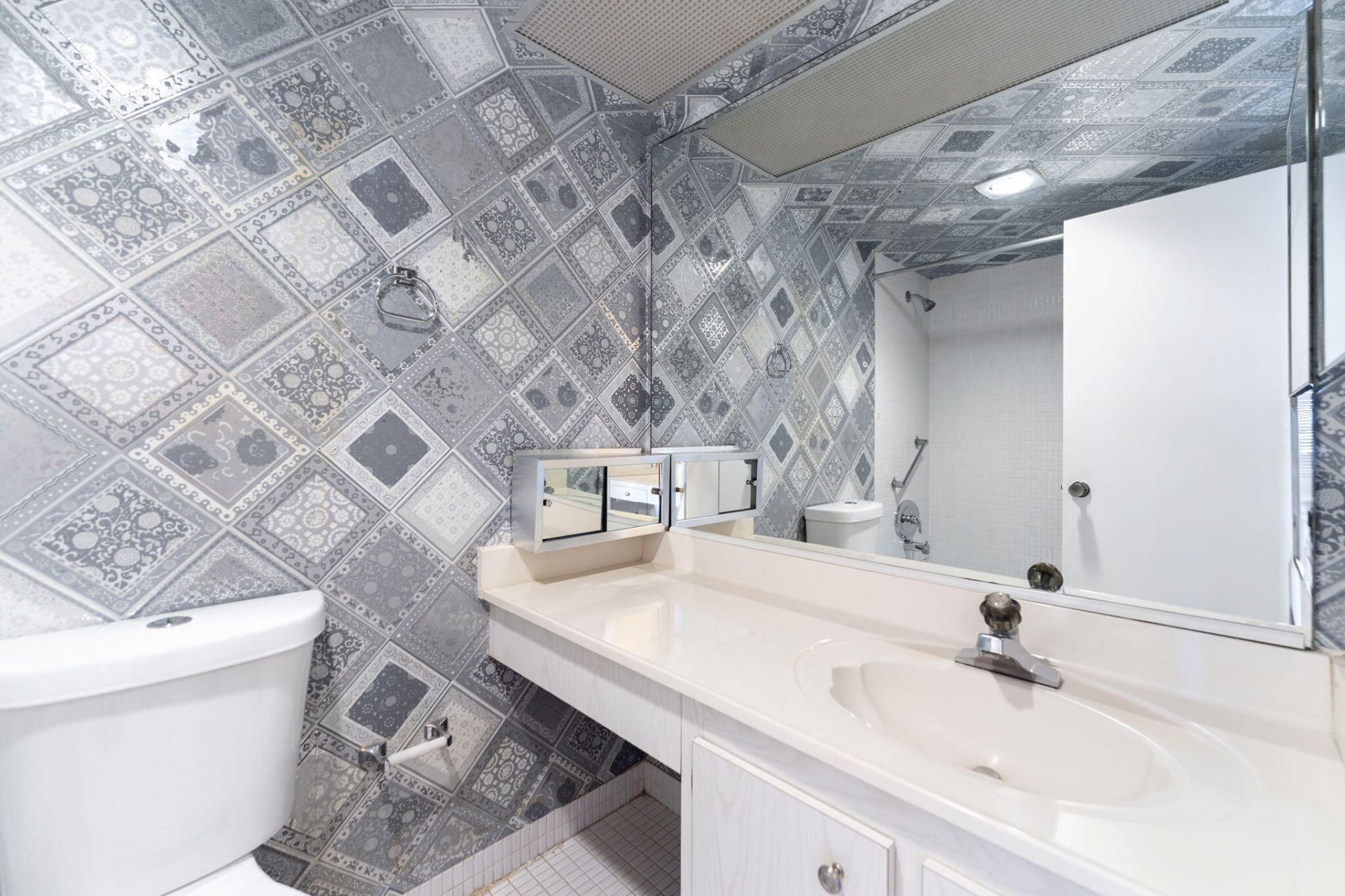 230 174th Street, Unit 2402, Sunny Isles Beach, FL 33160 Photo