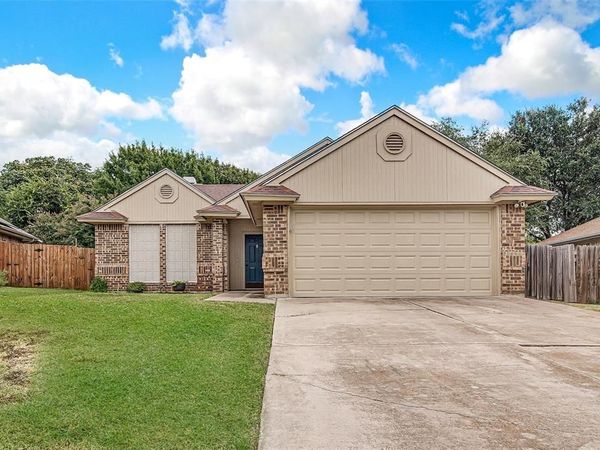 120 N Flaxseed Lane , Fort Worth, TX 76108