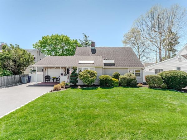 16 Rainbow Lane, Levittown, NY 11756