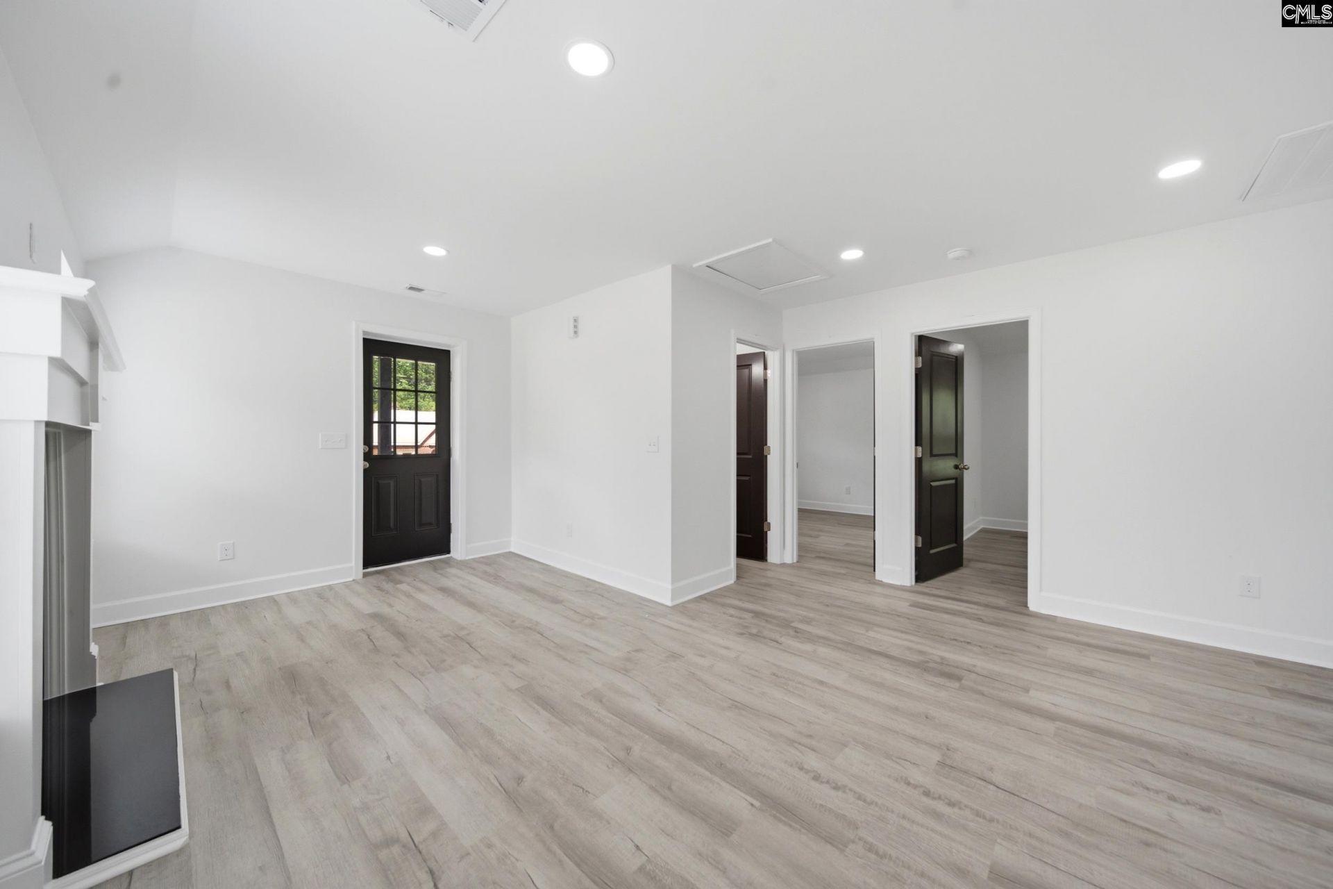 935 Eastman Street  Photo 6