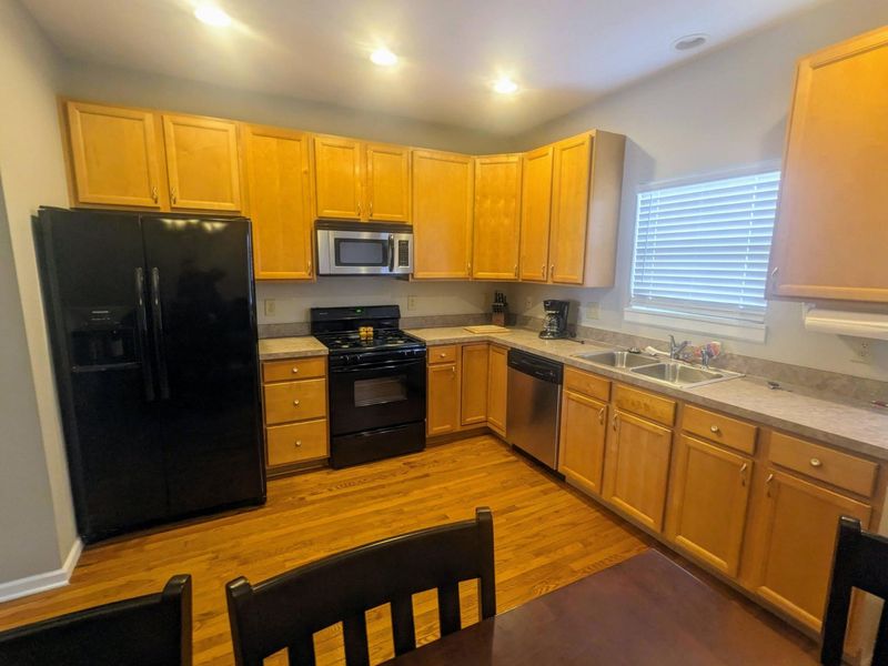 498 E Kossuth Street , Columbus, OH 43206 Photo 3