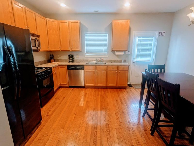 498 E Kossuth Street , Columbus, OH 43206 Photo 6