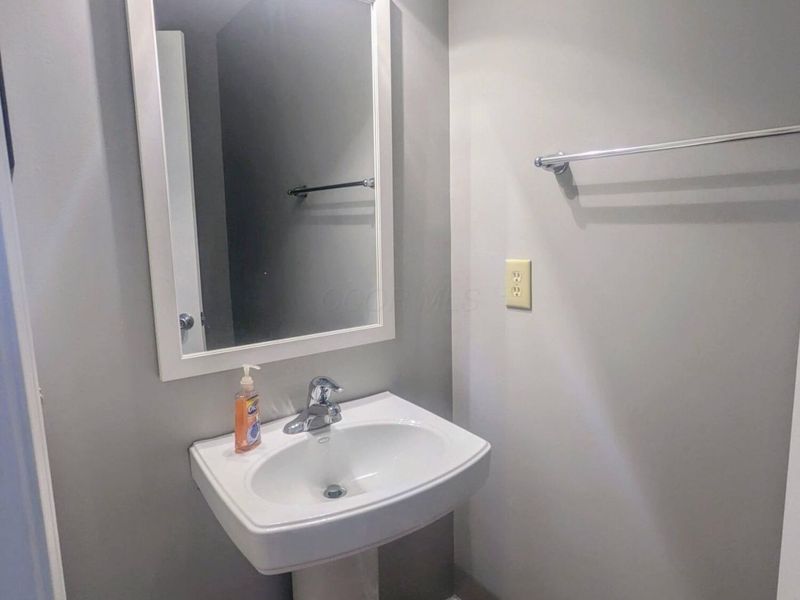498 E Kossuth Street , Columbus, OH 43206 Photo 7
