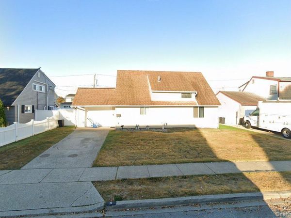 11 Skylark Lane , Levittown, NY 11756
