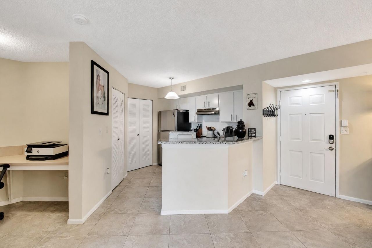 1000 Scotia Drive, Unit 204, Hypoluxo, FL 33462 Photo