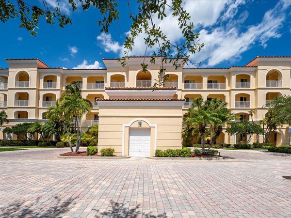 18 W Harbour Isle Drive W, Unit 102, Fort Pierce, FL 34949