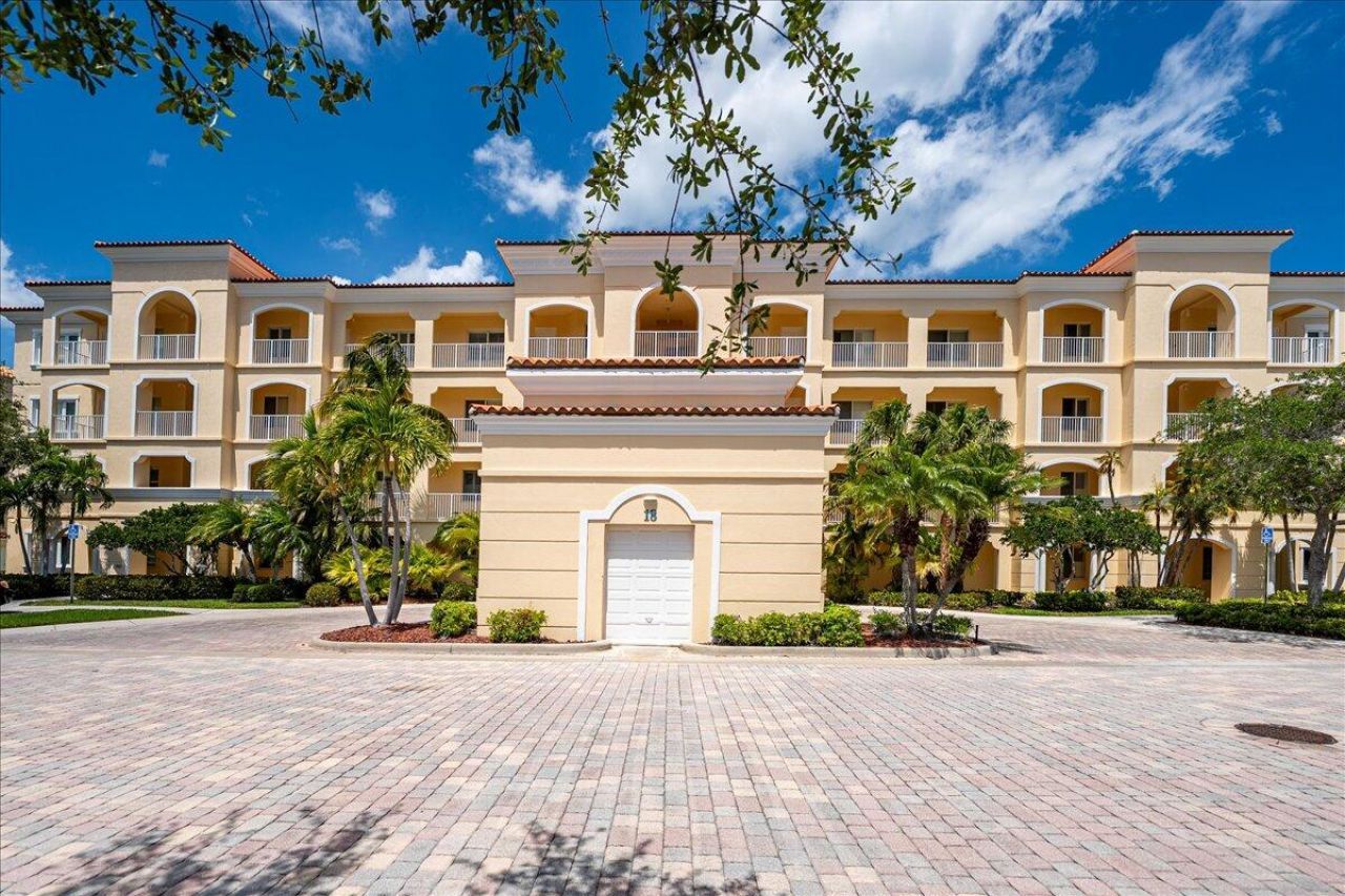 18 W Harbour Isle Drive W, Unit 102, Fort Pierce, FL 34949 Photo