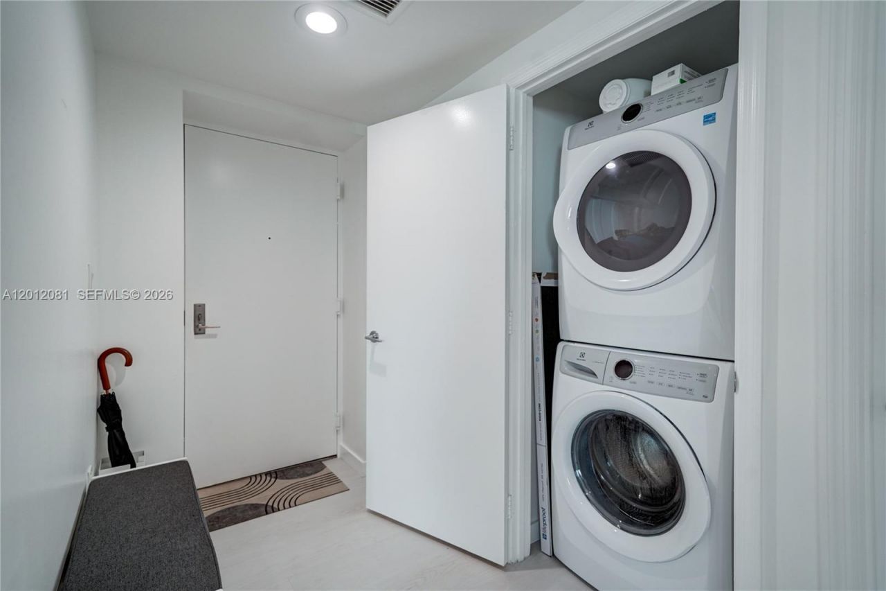 500 Brickell Ave, Unit 3807, Miami, FL 33131 Photo