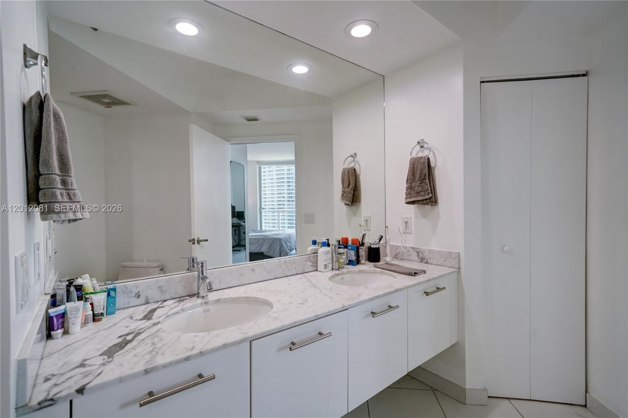 500 Brickell Ave, Unit 3807, Miami, FL 33131 Photo