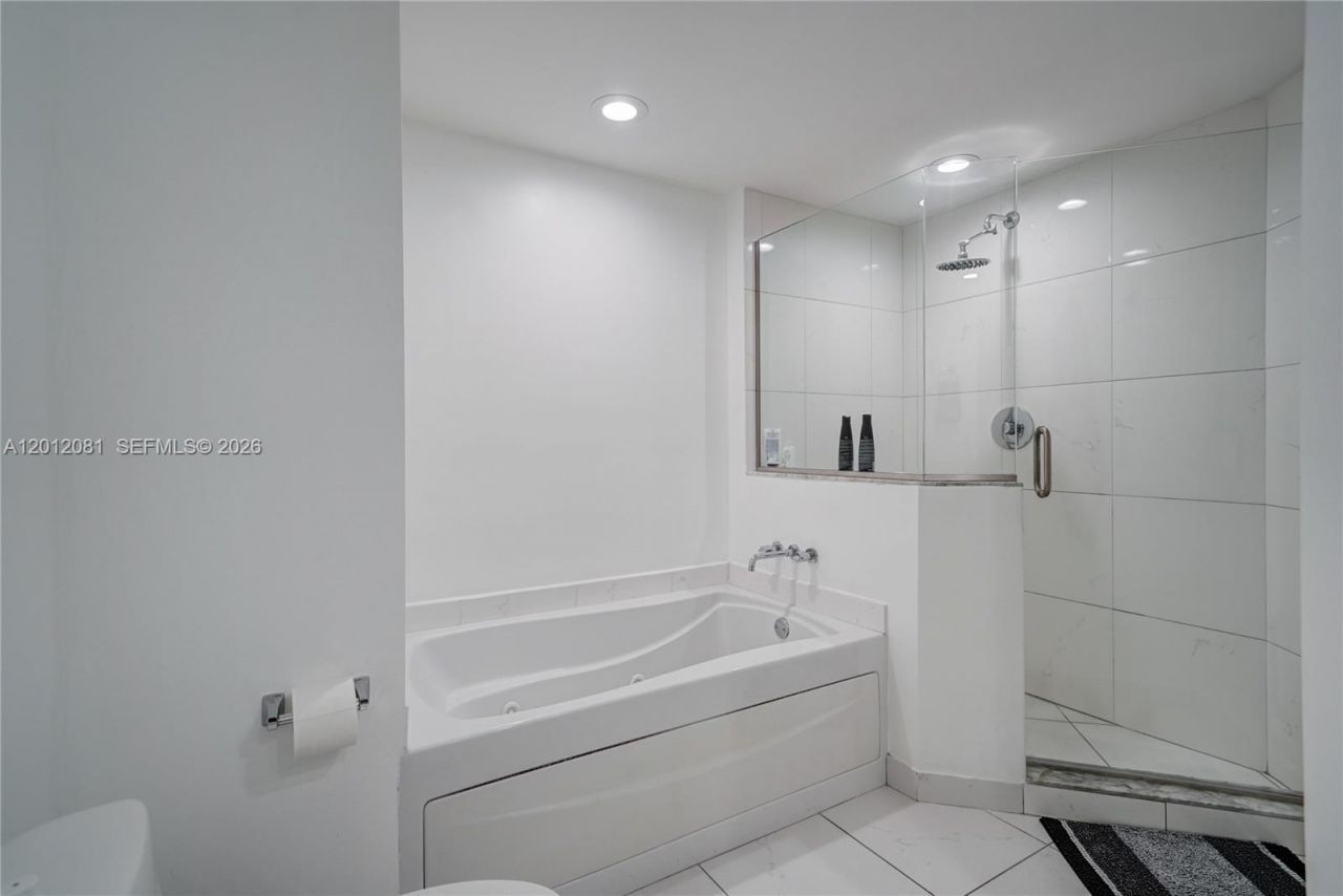500 Brickell Ave, Unit 3807, Miami, FL 33131 Photo