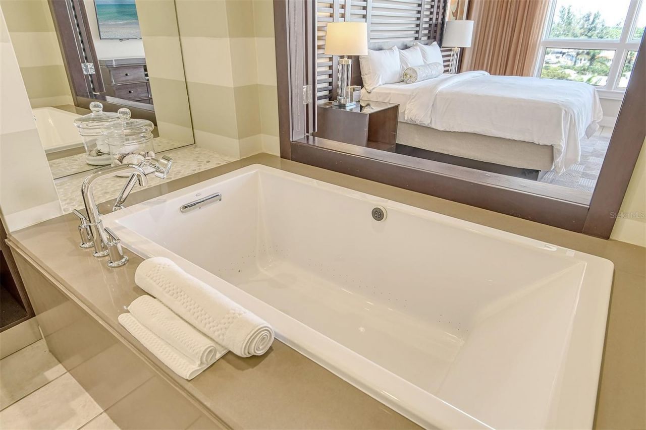 915 Seaside Drive , Unit 312, Weeks, Sarasota, FL 34242 Photo