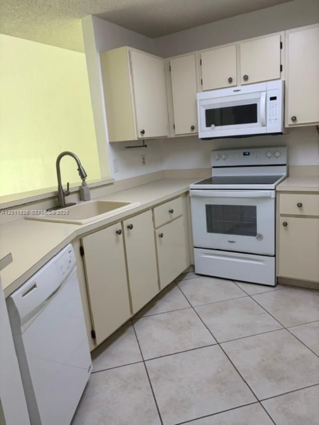 667 Woodgate Ln , Unit B, Sunrise, FL 33326 Photo