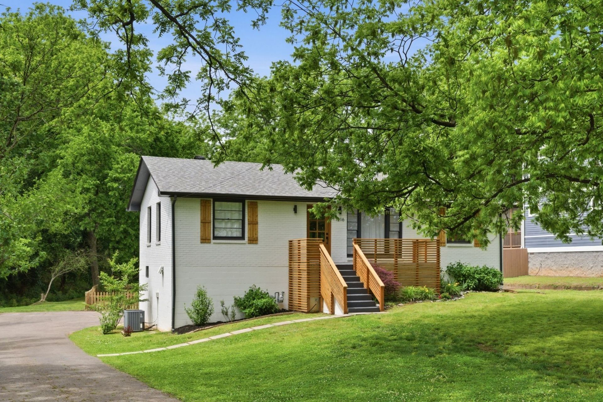 1216 Preston Dr, Nashville, TN 37206 Main Photo