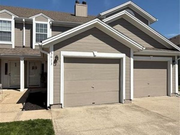 5613 NW Moonlight Meadow Court, Lee's Summit, MO 64064