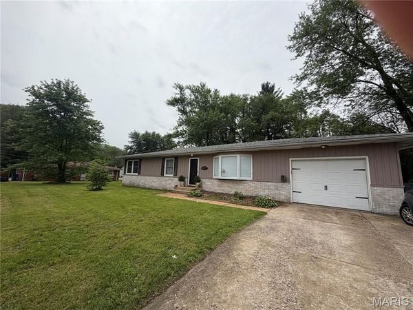 1725 West Boulevard , Belleville, IL 62221